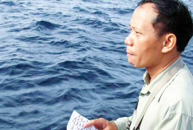 Thương nhớ Nguyễn Đình Quân: Người 'đứng về phe nước mắt' Phóng viên Nguyễn Đình Quân đọc thư của cụ Võ Ta gửi liệt sĩ Võ Đình Tuấn, tại buổi tưởng niệm ngày 12/1/2011.