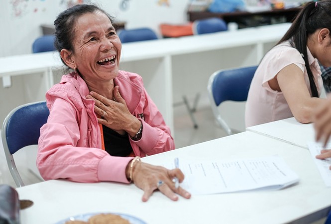 Gieo niềm vui bằng nghệ thuật Một phụ nữ khuyết tật đang được khuyến khích bày tỏ cảm xúc.