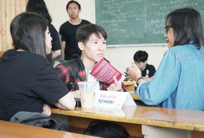 Đưa 'sách sống' vượt qua kỳ thị Bạn đọc gặp đầu sách “Tự hoại”.