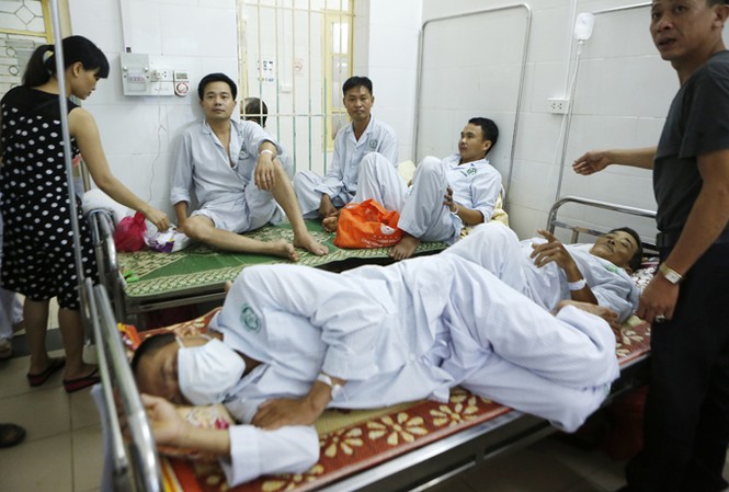 Nơi vùng trũng dịch sốt xuất huyết Bệnh nhân phải nằm ghép giường trong những ngày cao điểm dịch sốt xuất huyết. Ảnh: Như Ý.