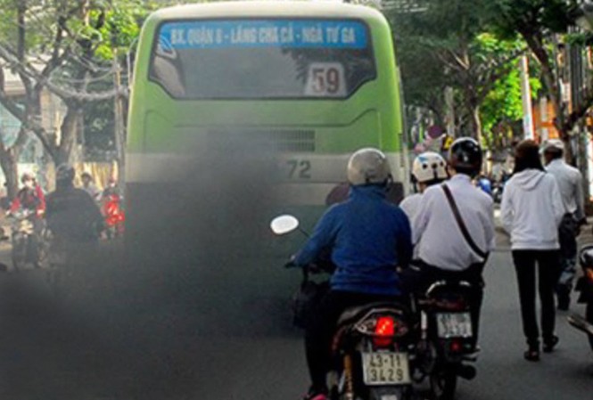 Tăng thuế bảo vệ môi trường chỉ để tăng thu: Khó thuyết phục dân Đề xuất tăng thuế môi trường với xăng dầu chưa được xã hội đồng tình. Ảnh: Hồng Vĩnh.