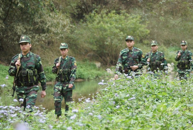ĐVTN Bộ đội Biên phòng tuần tra bảo vệ chủ quyền trên tuyến biên giới phía Bắc. ẢNH: Nguyễn Minh.