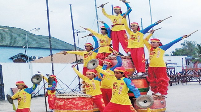 Lân nữ với 5 kỷ lục Việt Nam Lê Yến Quyên (đứng trước đánh trống) cùng đồng đội lân sư rồng
