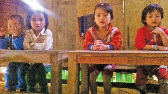 Ai về thăm trẻ Cao Sơn Những trẻ em chân trần, chân đi ủng, áo mong manh tới lớp học mùa lạnh. Ảnh: Hoàng Lam