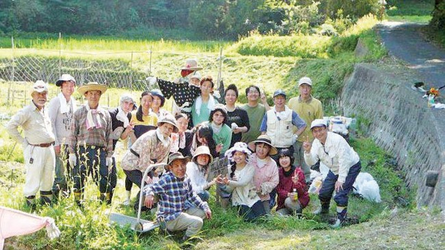 Du học sinh: Trăn trở chuyện ở hay về Mỹ Hạnh chụp với nông dân Nhật