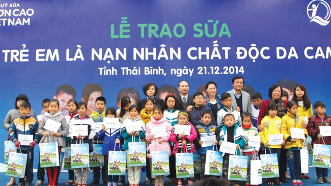 Xuân Bắc - Ngọc Hân mang “đông ấm” đến Thái Bình Đại diện Quỹ sữa và bà Bùi Thị Hương - Giám Đốc Điều hành Vinamilk trao tặng sữa cho trẻ em nhiễm chất độc da cam tỉnh Thái Bình