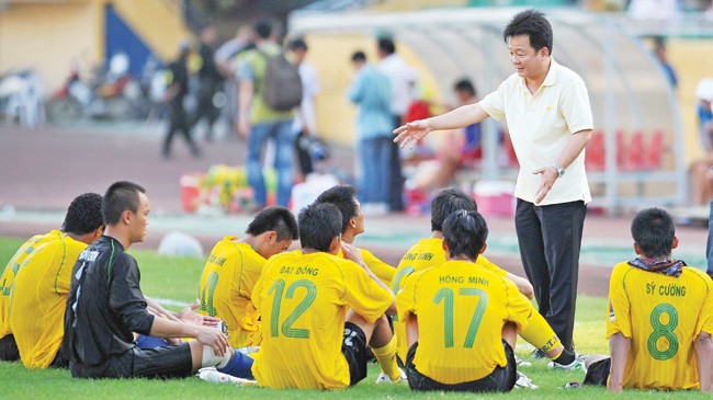 Bầu Hiển: Công Vinh-chuyện cũ, thôi đừng nhắc lại Bầu Hiển thường thăm hỏi, động viên cầu thủ ngay trên sân. Ảnh: VSI