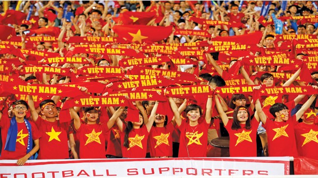 Thể thao Việt Nam năm 2014: Niềm vui lẫn nỗi buồn Những làn sóng đỏ của CĐV Việt Nam lại xuất hiện trên khán đài sân Mỹ Đình từ hiệu ứng U19 VN và màn trình diễn của ĐTVN ở vòng bảng AFF Cup. Ảnh: Như Ý