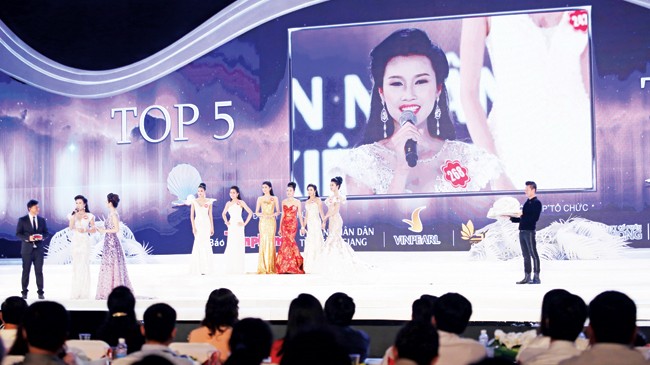 Người đẹp và những vòng “thót tim” Người đẹp Thanh Tú trả lời ứng xử trong vòng chung kết Hoa hậu Việt Nam 2014. Ảnh: Hồng Vĩnh