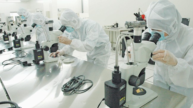 Từ tầng hầm để xe “đến con chip tiền tỷ“ Các kỹ sư ICDREC chế tạo chip sinh học tại Khu Công nghệ cao TPHCM. Ảnh: ICDREC cung cấp