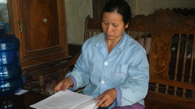 Trở lại kỳ án tử tù Hàn Đức Long Bà Nguyễn Thị Mai, vợ tử tù Hàn Đức Long, bên tập hồ sơ kêu oan cho chồng