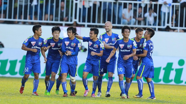 Chân sút nội lên tiếng Các cầu thủ trẻ HAGL ăn mừng chiến thắng đầu tiên tại V.League 2015. Ảnh: VSI