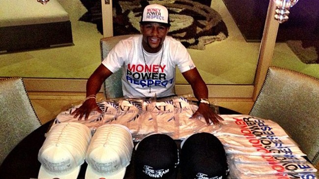 Tay đấm triệu đô lại khoe của đầu năm 2015 Floyd Mayweather thường xuyên có những màn “khoe của” khác người. Ảnh: Daily Mail