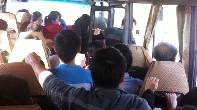 Xe 'chặt chém': Hành khách nói có, cảnh sát nói không Trên xe kín khách nhưng suốt dọc đường phụ xe 29B-05497 luôn mở cửa, thò đầu ra ngoài vẫy khách. Ảnh hành khách chụp trên cao tốc Cầu Giẽ-Ninh Bình