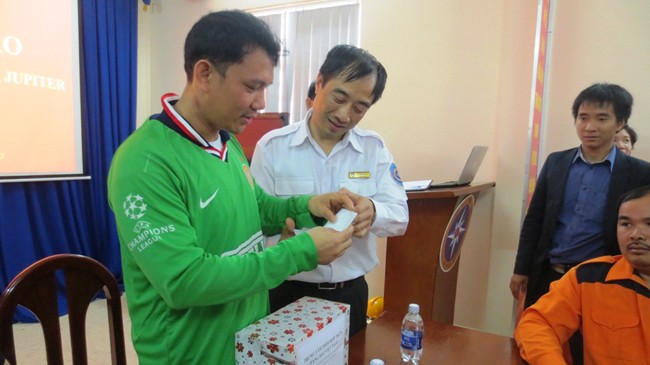 Chuyến cứu nạn thắm tình người Việt Bếp trưởng Rojas Angelito Capindo (lề trái) nhận quà tặng của Trung tâm phối hợp tìm kiếm cứu nạn khu vực III