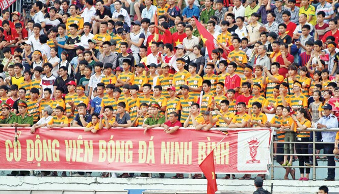 Ninh Bình trắng bóng đá CĐV Ninh Bình sẽ không còn được thưởng thức bóng đá đỉnh cao sau khi CLB Ninh Bình quyết định giải thể. Ảnh: VSI