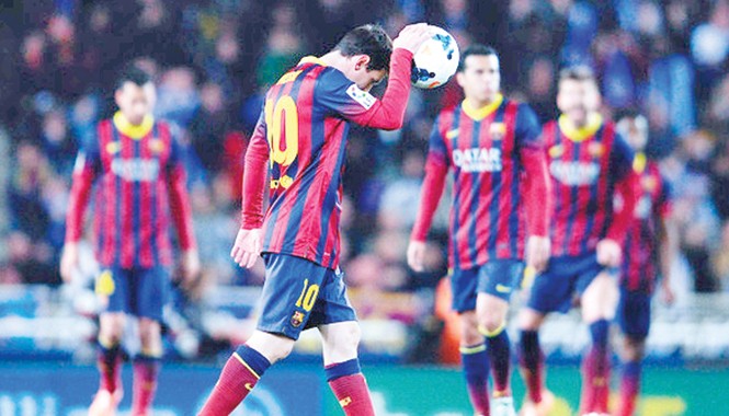 “Đại loạn” ở Barcelona Messi đang buồn bã trong một Barcelona rệu rã. Ảnh: Zimbio.com
