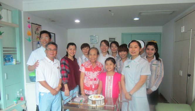 Giúp bé gái 9 tuổi chiến thắng ung thư hạch Các bác sỹ và hộ lý tại Bệnh viện Hiện đại chúc mừng sinh nhật lần thứ 9 của Thiên Đạt ngày 13/5/2014