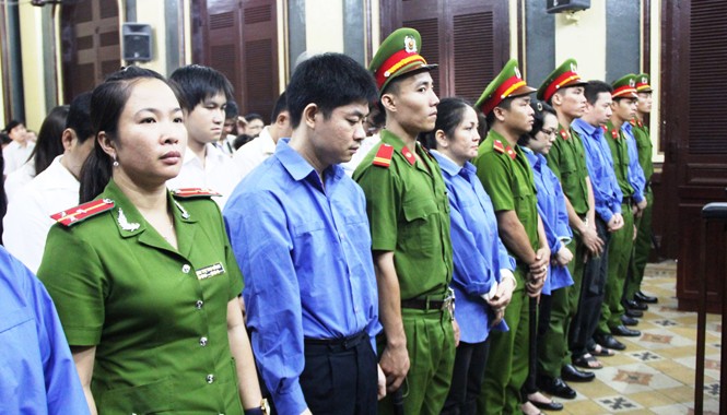 Kiến nghị xử lý một số nguyên lãnh đạo Vietinbank TPHCM Các bị cáo trong vụ án Huyền Như và đồng phạm nghe HĐXX tuyên án. Ảnh: Việt Văn