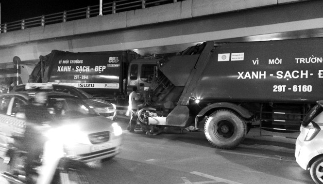 Xe rửa đường, xe rác tung hoành giờ cao điểm Hai xe rác đỗ cùng lúc trên đường Đại Cồ Việt lúc 18h30’ ngày 16/12.