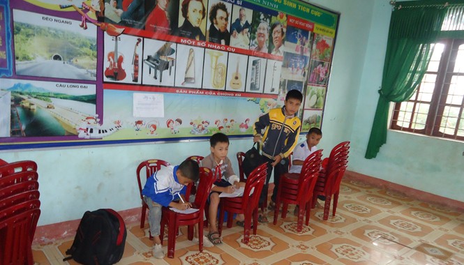 Vụ lấy bục giảng làm bàn: 'Bệnh thành tích' hoành hành Không chỉ dùng bục giảng làm bàn, các em học sinh ở trường Tiểu học số 1 An Ninh còn phải chồng ghế làm bàn để ghi bài