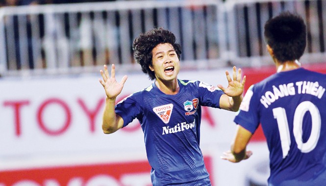 Vòng 2 V-League 2015: Nóng ở Tân An Công Phượng và đồng đội vẫn sẽ là tâm điểm của V-League cuối tuần này khi HAGL hành quân tới làm khách ở sân Tân An. Ảnh: VSI