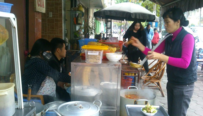 Tính thuế thu nhập cá nhân mới: Thiếu công bằng, dễ tiêu cực? Tiệm bún nhỏ tại vỉa hè có doanh thu 100 triệu đồng/năm có nguy cơ đóng cửa nếu phải chịu thuế thu nhập cá nhân