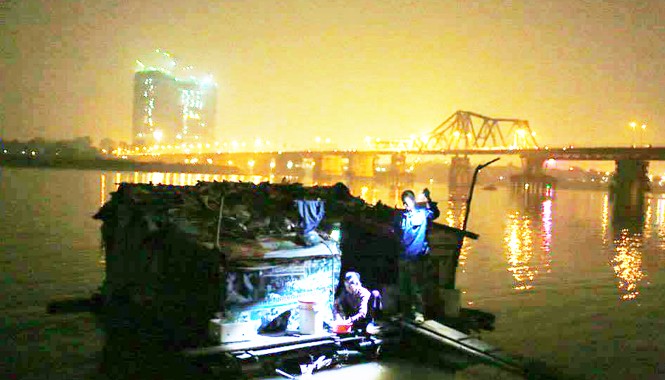 Dựng lều cho 'hai trái tim vàng' ở bãi hoang Bức ảnh anh Cường chụp căn lều cũ của ông bà, trước khi nó được dỡ ra để dồn vật liệu cho căn lều mới.