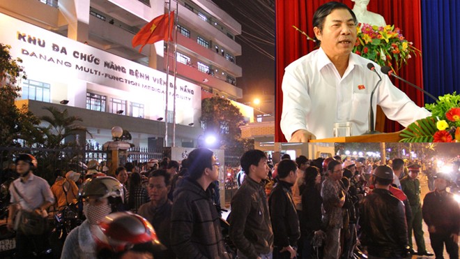 Bác Thanh cố lên! Người dân tập trung trước cổng bệnh viện đón ông Nguyễn Bá Thanh trở về (ảnh lớn). Ông Bá Thanh tại một buổi tiếp xúc cử tri gần đây (ảnh nhỏ). Ảnh: Anh Tuấn
