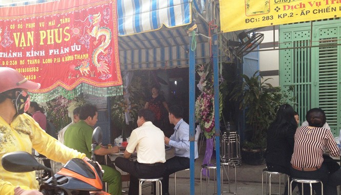 Vụ nữ sinh tử vong: 'Con tôi ra đi khi chưa kịp ăn chiều' Chiều 9/1, nhiều người dân tại Khu phố 9 đã đến chia buồn với gia đình
