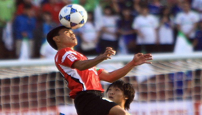 Vòng 2 V-League 2015: “Gạch già” hơn “Gỗ trẻ” Kinh nghiệm và bản lĩnh của những chiến binh giàu kinh nghiệm như Tài Em khiến lớp đàn em giàu tài năng của HAGL vẫn phải ngước nhìn. Ảnh: T.Vũ