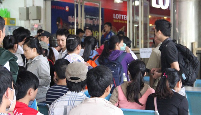 Dài cổ chờ mua vé xe Tết Bên trong khu vực bán vé đã chật kín người ngồi đợi để đến số thứ tự của mình