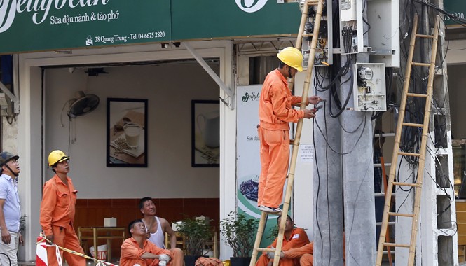 EVN phải tăng hiệu quả, giảm tổn thất điện năng EVN “kêu khó” vì giá điện không được tăng và xin tăng thêm chi phí vào giá điện năm 2015. Ảnh: Như Ý