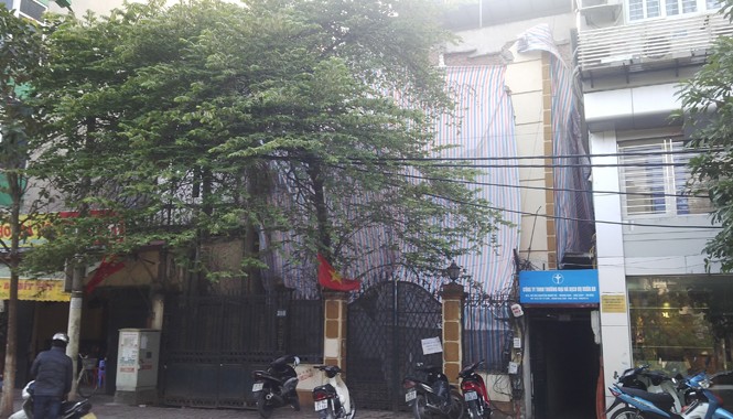 Sập nhà đang sửa, 2 người bị thương Hiện trường ngôi nhà bị sập được phủ bạt. Ảnh: Thanh Hà