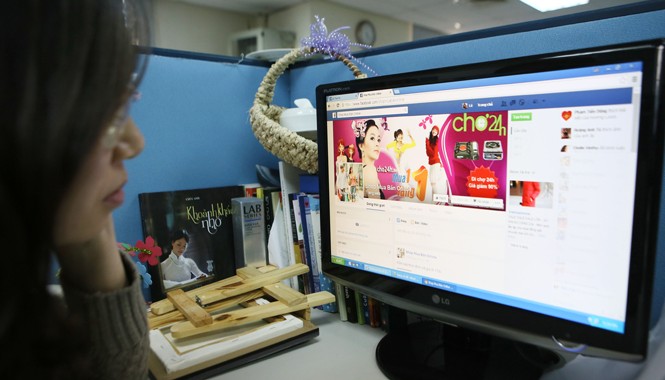 Mua sắm Tết online vào mùa Việc mua bán hàng hóa, quà Tết trên mạng rất sôi động. Ảnh: Như Ý