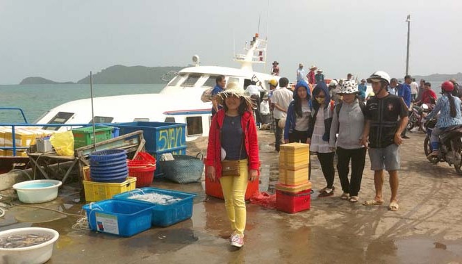 Đằm cùng biển đảo Nam Du Tàu cao tốc cập cảng Nam Du. Ảnh: Sáu Nghệ