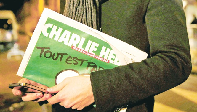 Báo Charlie Hebdo bán chạy, nguy cơ kích động hận thù Số báo mới nhất của Charlie Hebdo được phát hành với 6 thứ tiếng. Ảnh: Huffington Post
