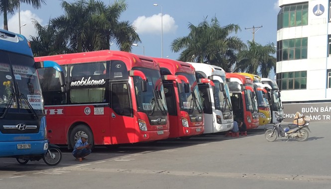 Giá xăng giảm mạnh, cước vận tải Giá xăng dầu đã giảm mạnh, nhưng nhiều DN vẫn không giảm giá vé. Ảnh: Sỹ Lực