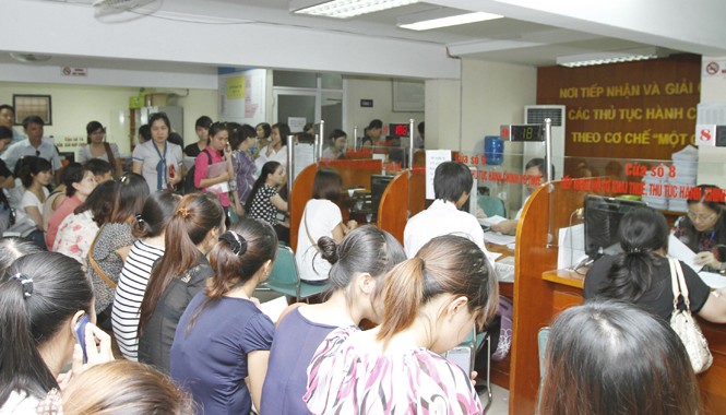Môi trường kinh doanh Việt Nam: Nguy cơ tụt hạng vì thuế Người dân xếp hàng chờ đợi để giải quyết các thủ tục thuế tại Chi cục Thuế quận Hai Bà Trưng (Hà Nội). Ảnh: Như Ý