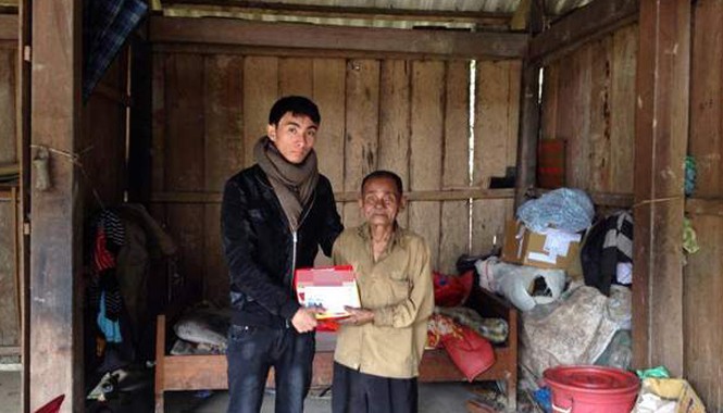 Chàng trai ung thư viết báo, chạy xe ôm giúp người nghèo Ngọc trong chuyến đi trao quà từ thiện tại Minh Hóa, Quảng Bình. Ảnh nhân vật cung cấp