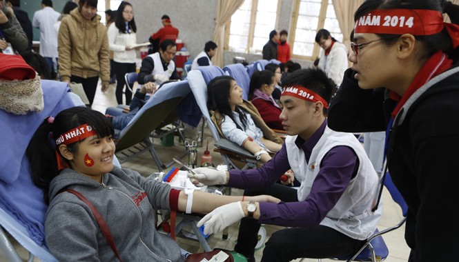 Báo Tiền Phong nhận Giải thưởng Tình nguyện Quốc gia 2014 Chương trình hiến máu tình nguyện Chủ nhật Đỏ năm 2014. Ảnh: Hồng Vĩnh