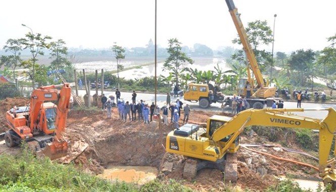 Đường ống nước sông Đà vỡ lần thứ 10: Không thể xử lý triệt để Hiện trường vỡ đường ống lần thứ 10. Ảnh: Thành Hà