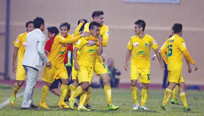 Trước vòng 3 Toyota V-League 2015: Phố núi lại nóng Các cầu thủ Thanh Hóa luôn là đối thủ khó chịu của HAGL. Ảnh: VSI