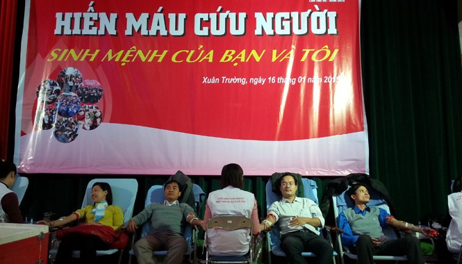 Nam Định nhận 634 đơn vị máu, Cần Thơ sôi nổi đăng ký hiến máu Các ĐVTN Nam Định tích cực hiến máu. Ảnh: Thái An