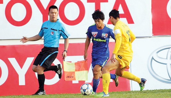 Vòng 3 V-League 2015: Nỗi lo khán giả vơi dần Một pha bóng trong trận HAGL gặp Thanh Hóa