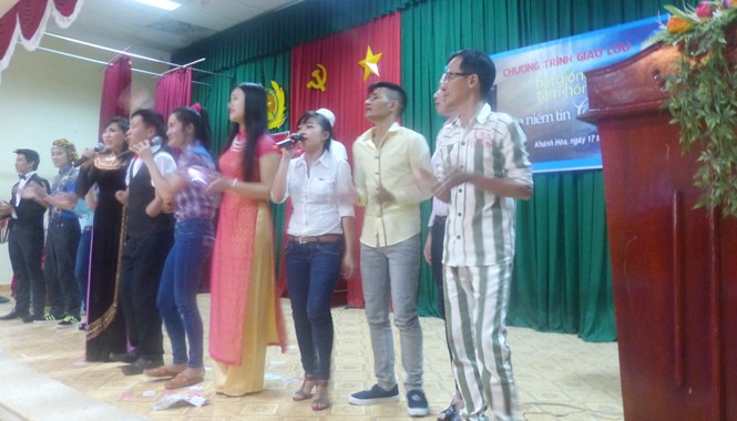 Ngày vui ở trại giam Đồng Găng Phạm nhân cùng nghệ sỹ chung vui.
