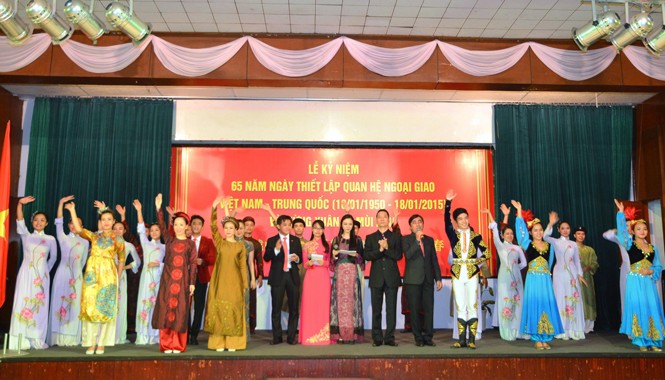 Phát triển quan hệ hợp tác hữu nghị Việt Nam - Trung Quốc Ngày 17/1/2015, UBND thành phố Hồ Chí Minh tổ chức Lễ kỷ niệm 65 năm ngày thiết lập quan hệ ngoại giao Việt Nam - Trung Quốc (18/1/1950 - 18/1/2015). Ảnh: TTXVN