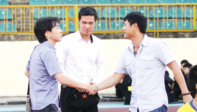 Ông Miura “tìm giò” cho U23 quốc gia HLV Miura (trái) hiện diện trên sân cỏ cả nước để tuyển chọn cầu thủ cho ĐT U23 VN. Ảnh: VSI