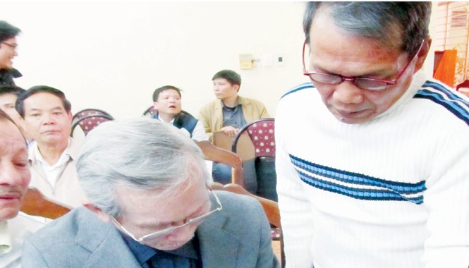 Ba thế hệ, một khát khao đòi lại Hoàng Sa Hai nhân chứng Hoàng Sa gặp lại nhau. Ảnh: Nam Cường