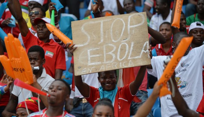 Trái bóng chiến thắng Ebola Bóng đá đẩy lùi dịch bệnh. Ảnh: Daily mail